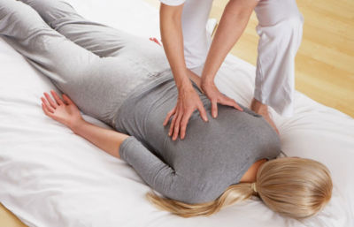 Operatore Shiatsu a Caserta mentre pratica un massaggio